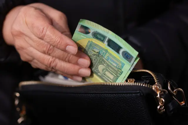 Eine Mehrheit der Bevölkerung sieht laut einer Allianz-Umfrage Lebenshaltungs- und Gesundheitskosten als größtes finanzielles Risiko im Alter. | Foto: Fernando Gutierrez-Juarez/dpa (Symbolbild)