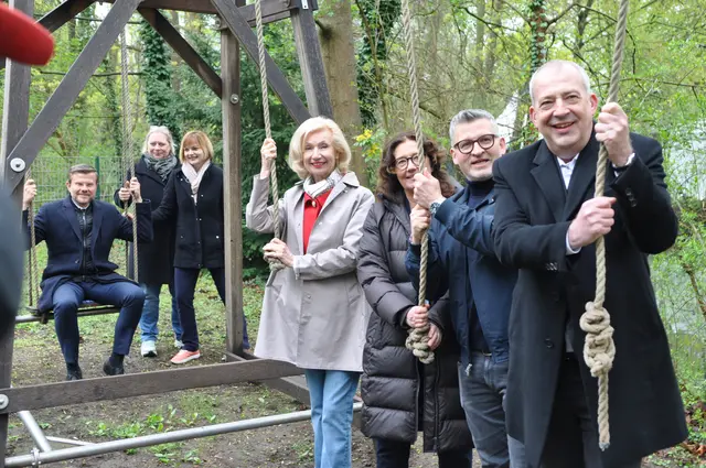 Mit vereinten Kräften "in Bewegung" kommen: Das Erfahrungsfeld startet in eine neue Saison: Am "Personenheber" u.a.: Marcus König, Oberbürgermeister der Stadt Nürnberg (l.), Bürgermeisterin Prof. Dr. Julia Lehner (4.v.l.) und Sponsor Stefan Schindler, Vorstandsvorsitzender der Sparda-Bank Nürnberg (r.).  | Foto: Erfahrungsfeld Stadt Nürnberg)