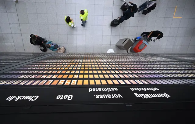 Wer wegen Flugreisen Ärger hat und etwa Schadenersatz einklagen will, kann dies in Nürnberg und Erding per Online-Verfahren machen. | Foto: Felix Hörhager/dpa