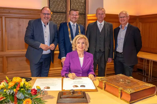 Eintrag ins Goldene Buch der Stadt Nürnberg nach der letzten Sitzung der Ratsperiode am Mittwoch, 15. April 2026: Bürgermeisterin Prof. Dr. Julia Lehner (sitzend), Bürgermeister Christian Vogel, Altoberbürgermeister Dr. Ulrich Maly und Altbürgermeister Dr. Klemens Gsell (v. li.) im Beisein von OB Marcus König (2. v. li.). | Foto: Stadt Nürnberg/Christine Dierenbach)
