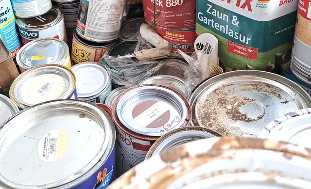 Farbreste, Lacke, Öldosen &amp; Co: Problemmüll kann in kleinen Mengen bei den mobilen Terminen abgegeben werden. | Foto: © Kommunale Abfallwirtschaft/LRA ERH (Symbolbild)