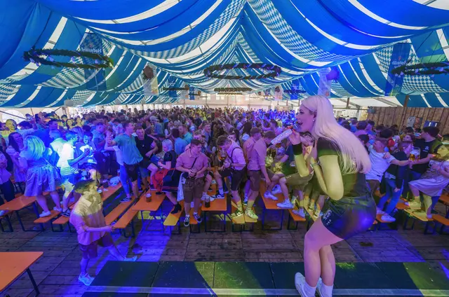 Das Festzelt bietet ein buntes musikalisches Rahmenprogramm und viele leckere Köstlichkeiten.  | Foto: Salvatore Giurdanella