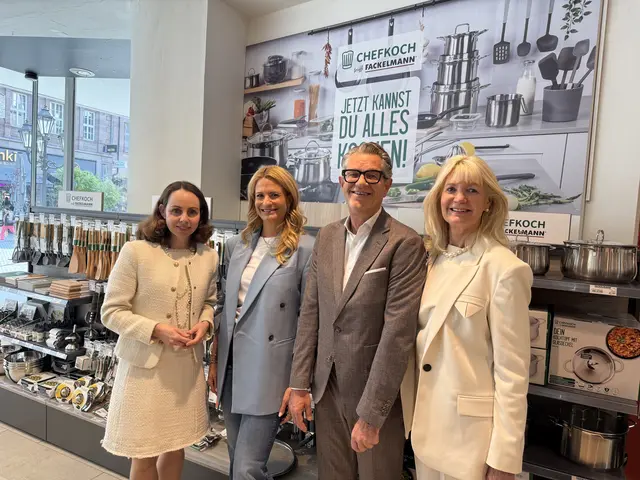 Eröffnung des Pop-up-Stores Fackelmann (v.l.): Wirtschafts- und Wissenschaftsreferentin Dr. Andrea Heilmaier, Saskia Fackelmann, Miteigentümerin Fackelmann GmbH + Co. KG, Thomas Weckerlein, Vorstandsvorsitzender Rudolf Wöhrl SE sowie Ingrid Fackelmann freuen sich über die Eröffnung des Fackelmann-Pop-up-Stores im ehemaligen Kaufhof.  | Foto: Florian Ehlert / Stadt Nürnberg