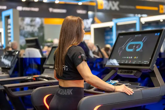 Eine Fibo-Besucherin beim Training. | Foto: Thomas Banneyer/dpa