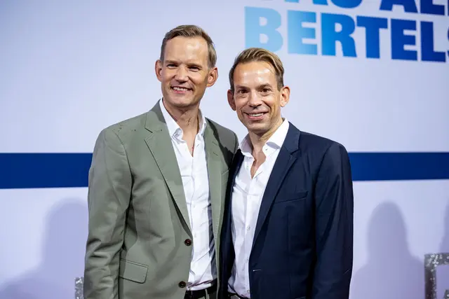 Hendrik Streeck (links) und sein Mann Paul Zubeil sind Eltern eines Sohnes.  | Foto: Fabian Sommer/dpa
