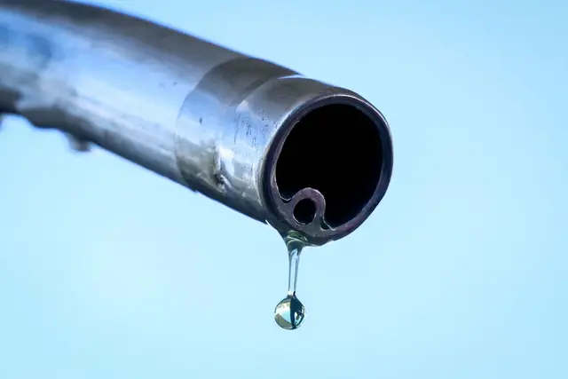 Im Netz verbreiten sich Falschbehauptungen über angeblich gestreckten Kraftstoff. (Archivbild) | Foto: Alain Jocard/AFP/dpa