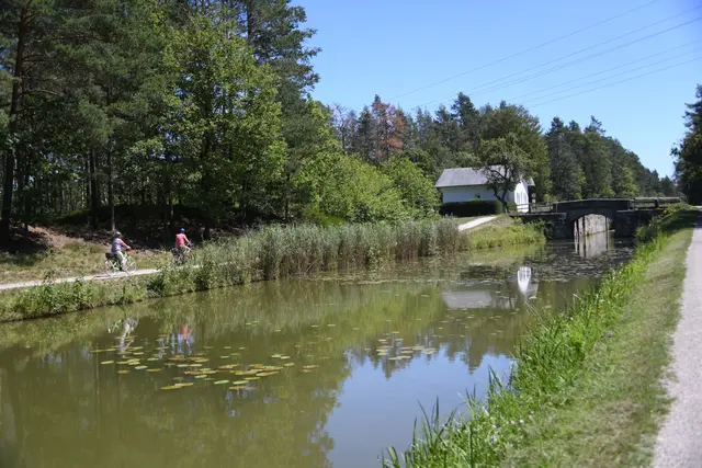 Schleuse 52 Schwarzenbruck mit Schleusenwärterhaus am AlternKanal. | Foto: © Wolfgang Cibura/stock.adobe.com