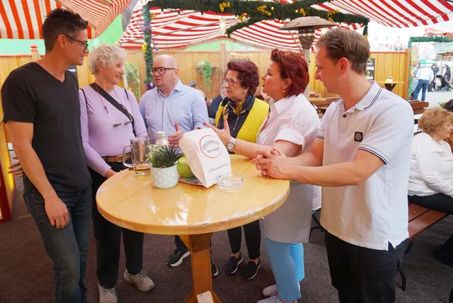 Amerikanisch-Deutsches Familientreffen der Hartnagels am Frühlingsfest: Sohn Carlton und Mama Susan – Karl-Heinz, seine Mutter Elisabeth, seine Frau Sandra und Sohn Karl (v.l.). 

 | Foto: © Südd. Schaustellerverband/Budig
