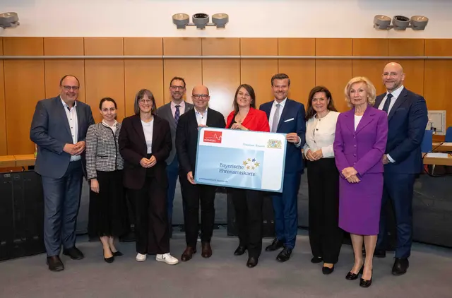 Die Nürnberger Stadtspitze präsentiert die Bayerische Ehrenamtskarte.  | Foto: Stadt Nürnberg/Christine Dierenbach