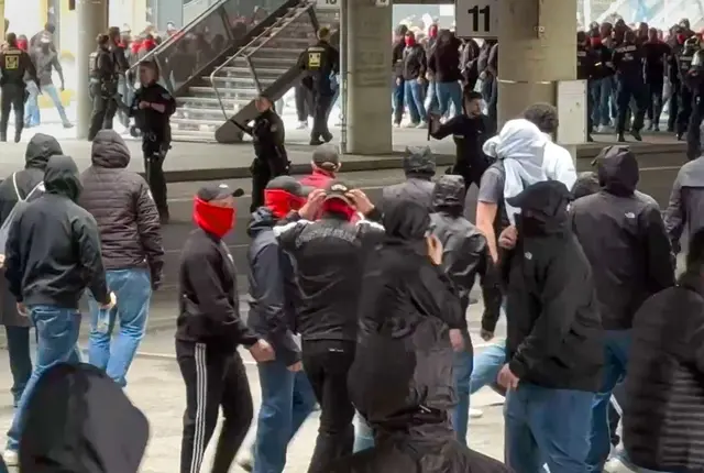 or dem Spiel des FC Bayern gegen den VfB Stuttgart kam es zu einer Schlägerei zwischen rivalisierenden Fans. | Foto: -/EinsatzReport24/dpa