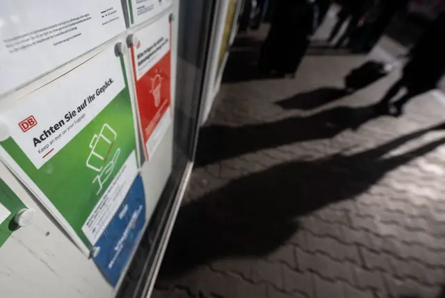 An Bahnhöfen in deutschen Großstädten gibt es auch Aushänge und Durchsagen, in denen ausdrücklich vor Dieben gewarnt wird. 
 | Foto: Marijan Murat/dpa (Symbolbild)