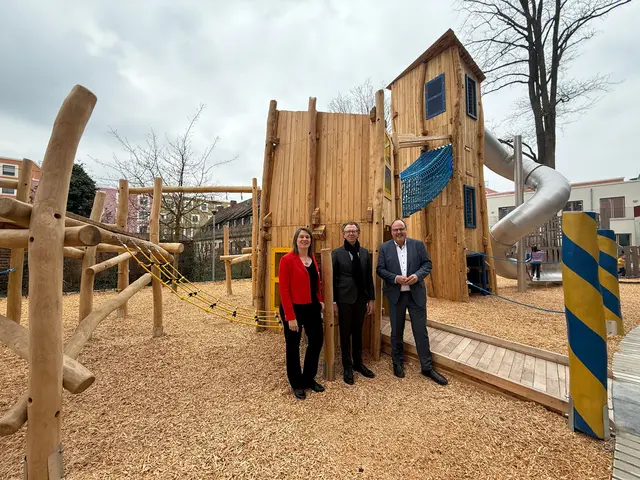 Eröffnung mit Sozial- und Jugendreferentin Elisabeth Ries gemeinsam, Dr. Philipp Stiel, Geschäftsführer des Siedlungswerks Nürnberg, und Bürgermeister und Erster Sör-Werkleiter Christian Vogel (v.l.). | Foto: Tim Koß / Stadt Nürnberg
