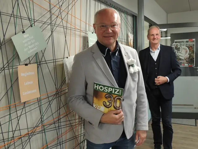 Martin Rassau, Botschafter des Hospizverein Region Fürth und im Hintergrund Dr. Roland Hanke, Palliativmediziner. | Foto: Hospizverein Region Fürth