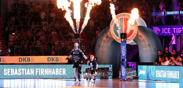 Die emotionalen Einlaufzeremonie des HC Erlangen - hier mit Sebastian Firnhaber und einem "Einlaufkind" - kurz vor Spielbeginn (© JockiFoto) | Foto: JockiFoto, Erlangen