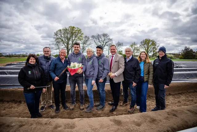  v.l.n.r.: Bettina Hechtel, Bayerischer Bauernverband, Michael Maderer, Initiative „Gutes aus dem Fürther Land“, Oberbürgermeister Stadt Fürth Thomas Jung, Marco, Claudia und Bernd Lohbauer, Landrat Bernd Obst, Peter Köninger, Initiative „Gutes aus dem Fürther Land“ und Joanna Bacik, Regional- und Wirtschaftsförderung Landkreis Fürth sowie Stephan Brinkman, Initiative „Gutes aus dem Fürther Land“. | Foto: Landratsamt Fürth