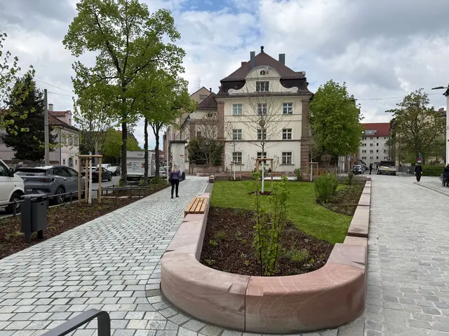 Auf einer Fläche von 1250 Quadratmetern wurde das bisherige Straßenbegleitgrün in eine geordnete Grünfläche mit hoher Aufenthaltsqualität umgewandelt.  | Foto: Kathrin Lehnerer / Stadt Nürnberg