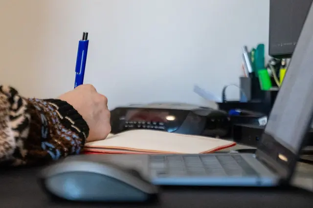 Viele Arbeitnehmerinnen und Arbeitnehmer arbeiten zumindest zeitweise von zu Hause aus.  | Foto: Katrin Luxenburger/dpa (Symbolbild)