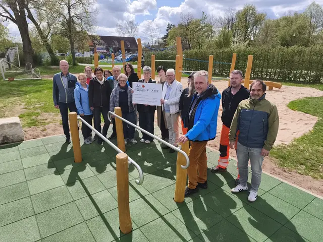 Schulleiterin Elke Wilhelm (4.v.l.), Andrea Möhringer von der Stiftung Kinderförderung von Playmobil, Erste Bürgermeisterin Birgit Huber (mit Scheck), Leonhard Schuster von der Kirchenstiftung, Karl-Heinz Borchardt und Arnold Lehmann von der Bürgerstiftung Oberasbach (Vorstandsvorsitzender Helmut Naczinsky 2.v.l.), Tiefbauamtsleiter Marco Wolfstädter (rechts), Mitarbeiter des städt. Bauhofs, projektbeteiligte Lehrerinnen und Kinder der Pestalozzi-Grundschule Oberasbach. | Foto: Stadt Oberasbach