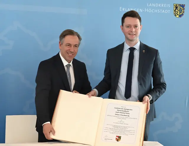Die Landräte Alexander Tritthart (l.) und Johann Waschnewski bekräftigen die enge Freundschaft zwischen Erlangen-Höchstadt und dem Saale-Holzland-Kreis. | Foto: © Daniel Klie/Saale-Holzland-Kreis