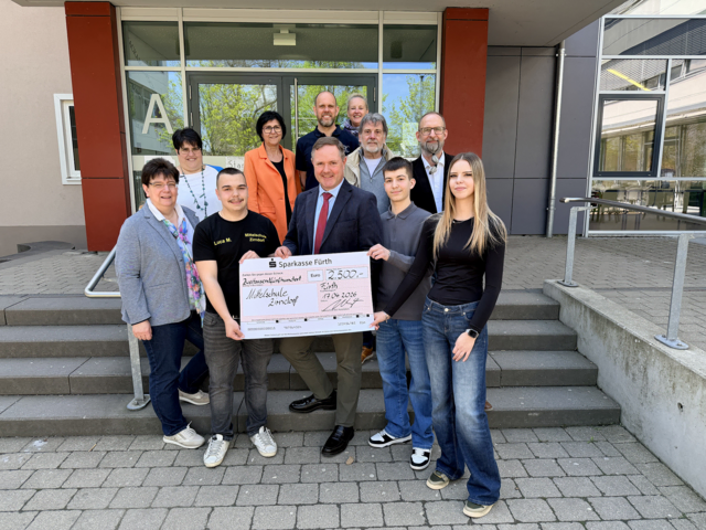 Landrat Bernd Obst überreicht den symbolischen Scheck der Landkreisstiftung an die Mittelschule Zirndorf. | Foto:  Roland Beck