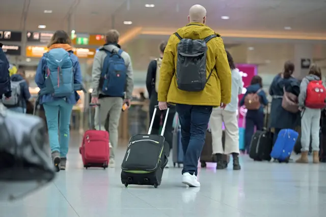 Der Rollkoffer kostet bei Lufthansa künftig extra. (Symbolbild) | Foto: Malin Wunderlich/dpa
