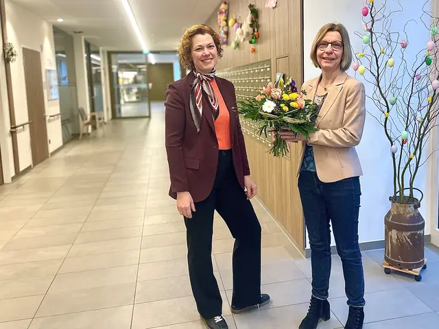Melanie Miermeister (l.), zweite Werkleiterin des NürnbergStift, und Frauke Arndt, neue Leitung Pflege. | Foto: Nadine Heinrich / NürnbergStift)