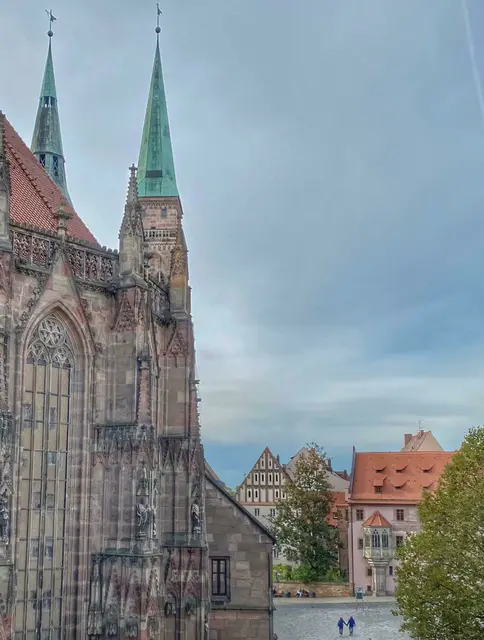 Die Einführung des Beitrags ist Teil einer strategischen Weiterentwicklung der Pfarrei um ein lebendiges Gemeindeleben krisenfest abzusichern. Mit Initiativen wie der PachelbelChorakademie, dem Sebalder Pfarrhof und dem Café Maulbeere stärkt St. Sebald seine
geistliche, kulturelle und gesellschaftliche Präsenz im Herzen der Nürnberger Innenstadt. | Foto: Nicole Fuchsbauer
