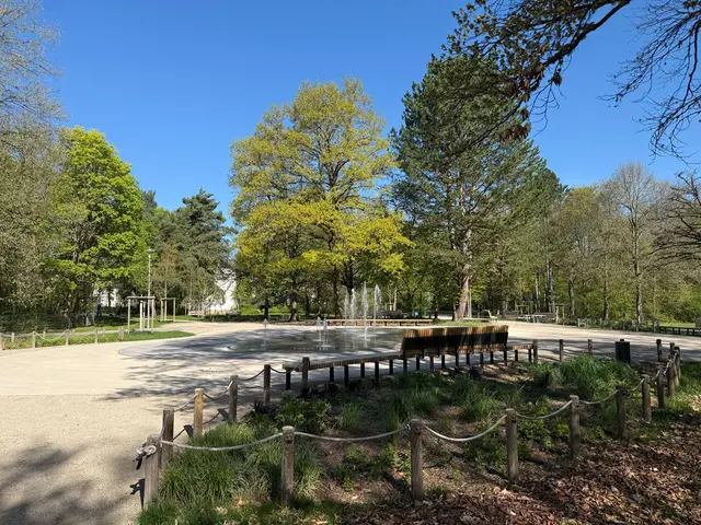 Sör hat den zentralen Platz in der Grünanlage Ferdinand-Drexler-Weg fertiggestellt. Die große Platzmitte ist mit Bodensprudlern versehen. | Foto: Kathrin Lehnerer / Stadt Nürnberg