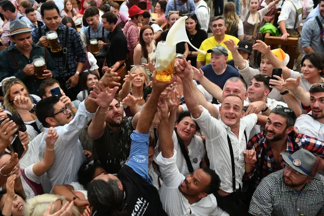 Ein Oktoberfest ohne Bier - für die meisten Menschen undenkbar.  | Foto: Felix Hörhager/dpa (illustration)