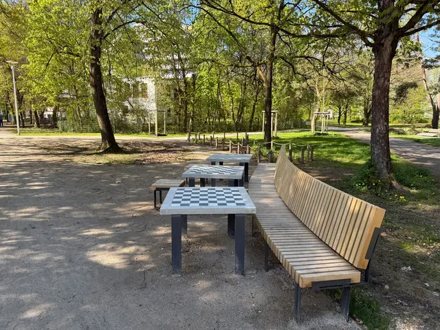 Mehrere Spieltische in der neugestalteten Grünanlage Ferdinand-Drexler-Weg laden zum sozialen Miteinander ein.
 | Foto: Kathrin Lehnerer / Stadt Nürnberg