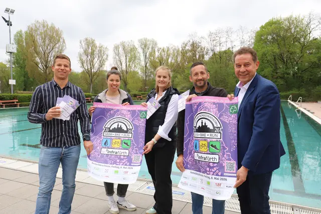 Julian Gutbrod und Auguste Grothoff (beide Amt für Sport und Gesundheitsförderung), Alexandra Glößinger (TV Fürth 1860), Dominic Strotzer (infra fürth) und Bürgermeister Markus Braun werben gemeinsam für den „Schultriathlon by infra“. | Foto: Stadt Fürth, Birgit  Gaßner