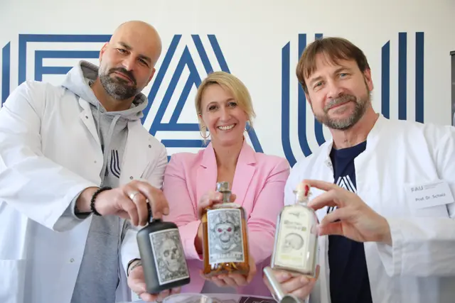 Haben Gin gemacht: Die FAU-Anatomen Prof. Dr. Dr. Lars Bräuer (l.) und Dr. Dr. Michael Scholz, hier mit Schlossgartenfest-Macherin Birgit Baumgart. | Foto: © Jürgen Friedrich