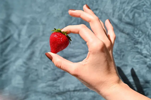 KI-generierte Fruchtvideos tauchen momentan bei Social Media auf.  | Foto: Katharina Kausche/dpa (Symbolbild)