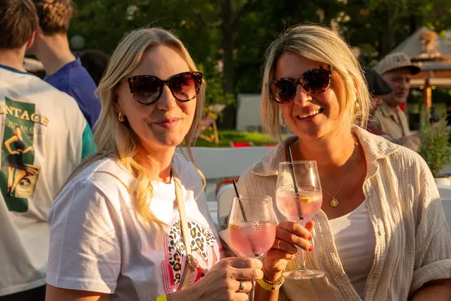 Cocktails, chillige Atmo, relaxte Menschen – das ist das Flair der „Sommerinsel Schütt“. | Foto: werk :b events/ Elena Pimukova/stock.adobe.com