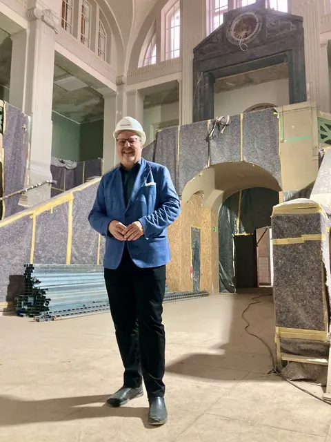 Erster Werkleiter von NürnbergBad, Bürgermeister Christian Vogel in der künftigen Wartehalle des sanierten Nürnberger Volksbads. | Foto: Dr. Christian Pröbiuß / Stadt Nürnberg