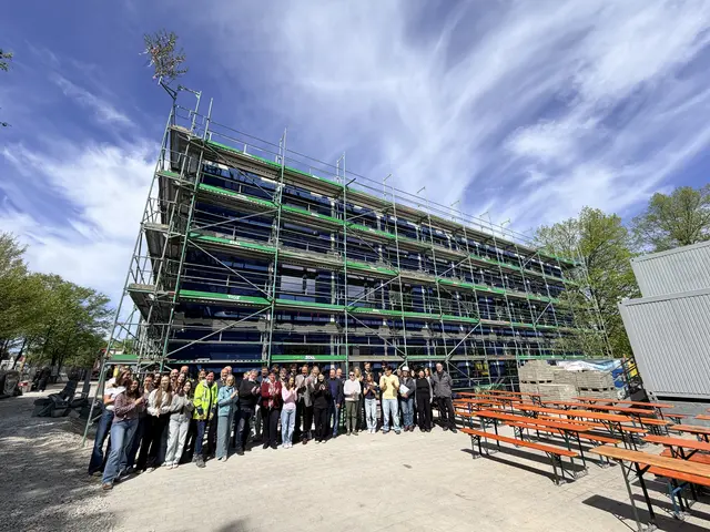 Der Rohbau des Interimsgebäudes am Gymnasium in Oberasbach ist fertig. Das wurde mit einem Richtfest und zahlreichen Gästen, darunter auch Schüler- und Elternvertreter sowie die bisher am Bau beteiligten Firmen, gefeiert. | Foto: Roland Beck