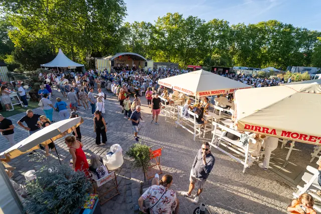 Cocktails, chillige Atmo, relaxte Menschen – das ist das Flair der „Sommerinsel Schütt“. | Foto: werk :b events/ Elena Pimukova/stock.adobe.com