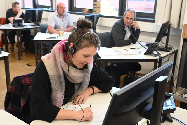 Am Bürgertelefon nimmt eine Mitarbeiterin der Stadtverwaltung in der Feuerwache 1, Reutersbrunnenstraße 63, Anrufe von Mimen entgegen und dokumentiert deren Anliegen.
 | Foto: Christine Dierenbach / Stadt Nürnberg