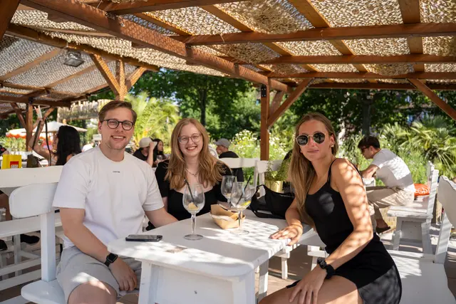 Cocktails, chillige Atmo, relaxte Menschen – das ist das Flair der „Sommerinsel Schütt“. | Foto: werk :b events/ Elena Pimukova/stock.adobe.com