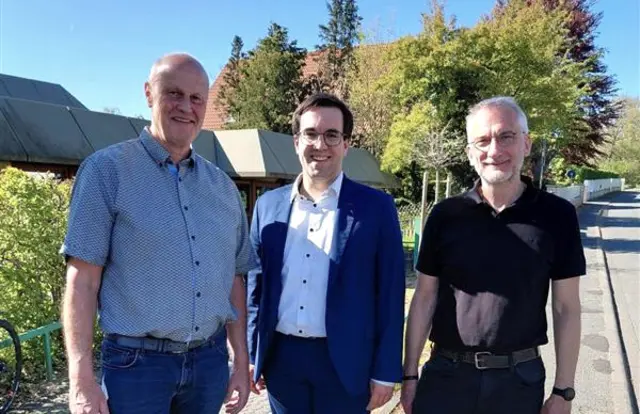 Gerald Brehm (bisheriger Bürgermeister), Bundestagsabgeordneter Dr. Konrad Körner und Alexander Schulz (neu gewählter Bürgermeister von Höchstadt / v.l.n.r.) vor der Aischtalhalle, die ebenfalls gefördert wird. | Foto: © Anja Blankenbühler
