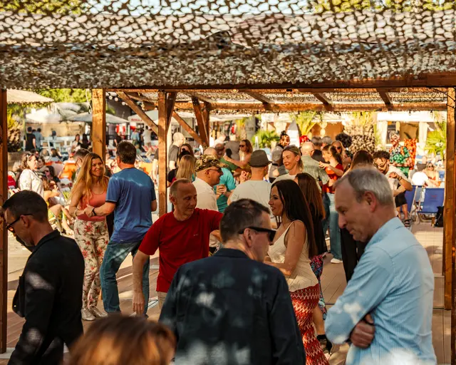 Cocktails, chillige Atmo, relaxte Menschen – das ist das Flair der „Sommerinsel Schütt“. | Foto: werk :b events/ Elena Pimukova/stock.adobe.com