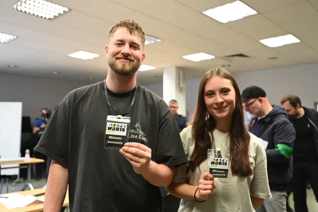 Jason und Evilyn, Mimen der Bereitschaftspolizei, stellen in der Polizeiinspektion Mitte in der Schlotfegergasse betroffene Bürger dar. | Foto: Christine Dierenbach / Stadt Nürnberg