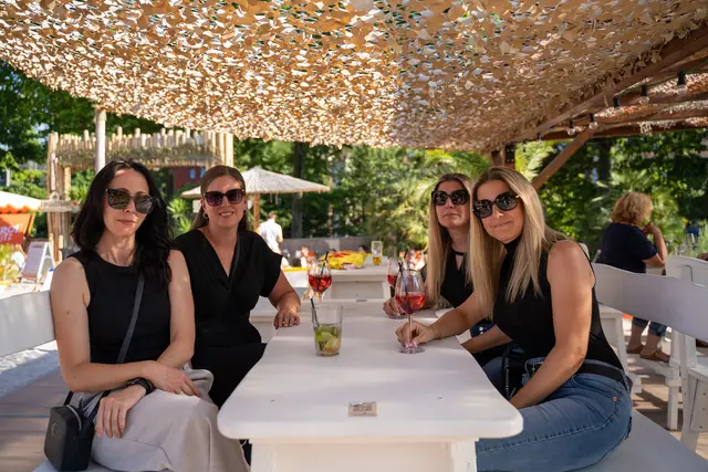 Cocktails, chillige Atmo, relaxte Menschen – das ist das Flair der „Sommerinsel Schütt“. | Foto: werk :b events/ Elena Pimukova/stock.adobe.com