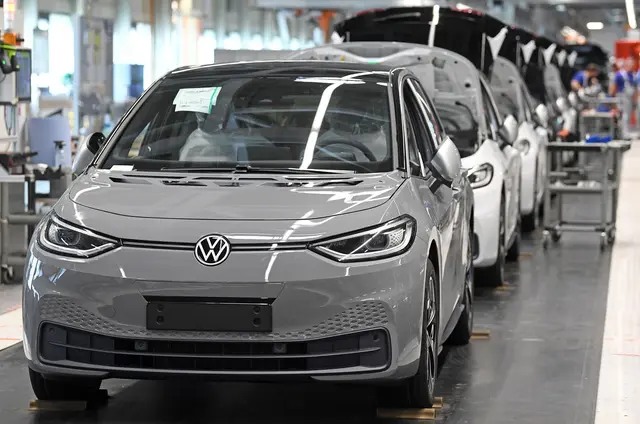 Der ID.3 hat den Spitzenplatz des häufigsten Elektroautos in Deutschland übernommen. (Archivbild) | Foto: Hendrik Schmidt/dpa-Zentralbild/POOL/dpa