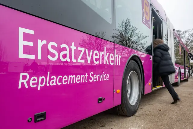 Die Bahnstrecke zwischen Obertraubling und Passau wird wegen Bauarbeiten seit Mitte Juni vorübergehend gesperrt. Es fahren Ersatzbusse.  | Foto: Armin Weigel/dpa
