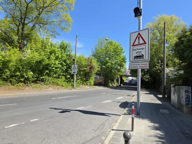 Die Unterführung in Zerzabelshof wird bei Starkregen regelmäßig zur Falle für unvorsichtige Autofahrerinnen und Autofahrer. Seit Dienstag, 28. April 2026, warnen nun neue Tafeln sowie Signallichter die Verkehrsteilnehmenden im Fall des Falles vor gefährlichen Situationen. | Foto: Tim Koß / Stadt Nürnberg