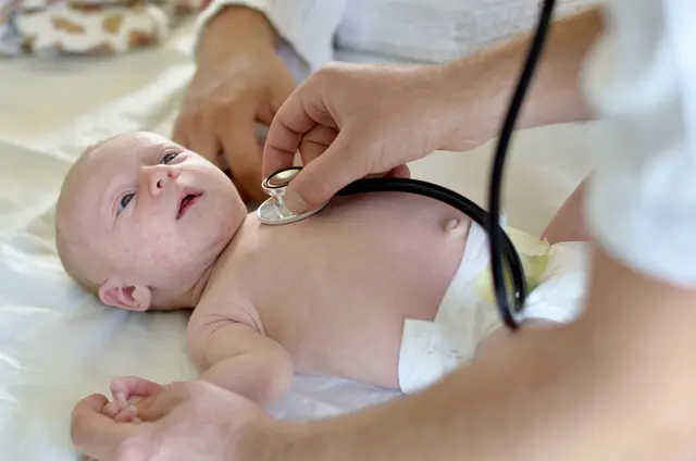 Damit sie von Anfang an gesund bleiben oder gesund werden: In Deutschland gibt es viele Untersuchungen bei neugeborenen Kindern und Babys. | Foto: Bernd Libbach-stock.adobe.com (Symbolbild)
