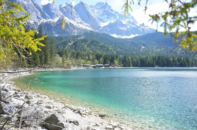 Die Gipfel des Wettersteingebirges bei Garmisch-Partenkirchen sind noch verschneit, doch in den Tälern wird es bis Freitag zunehmend wärmer. | Foto: Malin Wunderlich/dpa