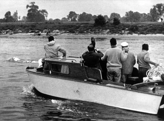 Verschiedene Boote waren tagelang auf der Spur des Wals. 
 | Foto: picture alliance / dpa