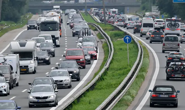 Auf Bayern Autobahnen könnte es am Wochenende voll werden - besonders in Richtung Süden.  | Foto: Uwe Lein/dpa (Archivbild)